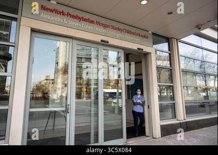 7 avril 2020, New York, New York, États-Unis : entrée de l'hôpital pour enfants New York-presbytérien Morgan Stanley. En date du 7 avril, le nombre de décès liés au COVID-19 à New York dépassait 3 200. (Crédit image : © Kat Gawin/ZUMA Wire/ZUMAPRESS.com) Banque D'Images