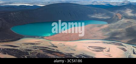 Vue aérienne du lac de cratère Turquoise et du terrain volcanique en Islande Banque D'Images