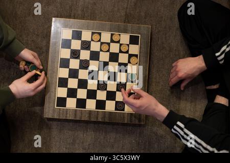 Deux personnes jouant Classic Checkers Game Banque D'Images