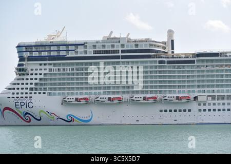 9 avril 2020, Miami Beach, Floride, États-Unis d'Amérique : MIAMI BEACH, FL - 09 AVRIL : Covid-19 : alors que le navire de croisière Norwegian Epic est amarré au port de Miami, la Garde côtière américaine a déclaré que plus de 100 navires de croisière et 90 000 membres d'équipage sont toujours coincés en mer dans ou près des ports et des eaux américains au milieu de l'épidémie de coronavirus le 09 avril 2020 à Miami Beach, Floride..personnes : Norwegian Epic (crédit image : © SMG via ZUMA Wire) Banque D'Images
