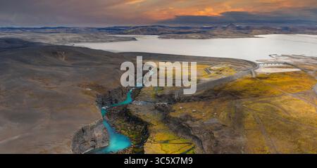 Vue aérienne de la rivière Turquoise et Canyon en Islande au coucher du soleil Banque D'Images