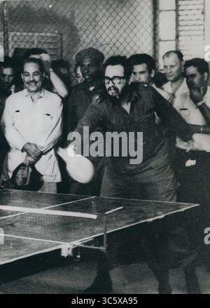 10 mai 1962 - la Havane, Cuba - le leader révolutionnaire cubain FIDEL CASTRO joue au ping-pong tout en fumant un cigare et en portant des lunettes lors d'une visite à une nouvelle école maternelle. (Crédit image : © Keystone Press Agency/Keystone USA via ZUMAPRESS.com) Banque D'Images