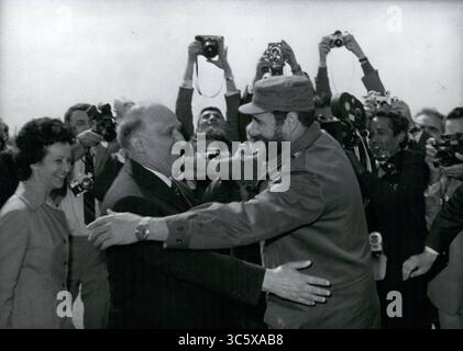 05 mai 1972 - Sofia, Bulgarie - la délégation du parti cubain et du gouvernement, dirigée par le major FIDEL CASTRO, à droite, premier ministre du gouvernement révolutionnaire et premier secrétaire du Parti communiste cubain, est arrivée à Sofia. TEDOR ZHIVKOV, premier secrétaire du Comité central de l'Etat de Bulgarie embrasse le major Castro à son arrivée à l'aéroport de Sofia. (Crédit image : © Keystone Press Agency/Keystone USA via ZUMAPRESS.com) Banque D'Images