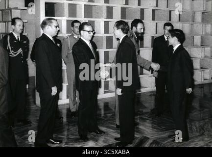 Dec. 12, 1972 - la Havane, Cuba - le président chilien SALVADOR ALLENDE en visite d'Etat à Cuba décembre 1972. De gauche à droite, le Président OSVALDO Dorticos de Cuba, Allende et le premier Ministre FIDEL CASTRO saluent les représentants de la République démocratique du Vietnam qui ont assisté à la réception. (Crédit image : © Keystone Press Agency/Keystone USA via ZUMAPRESS.com) Banque D'Images