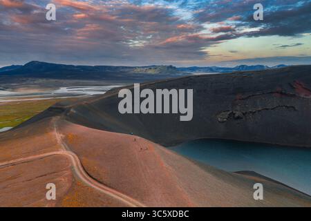 Vue aérienne du cratère volcanique avec lac et coucher de soleil en Islande Banque D'Images