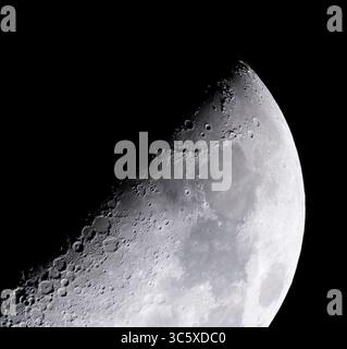 12 juillet 1971 - KSC, Floride, États-Unis - Shawn Quinn, responsable du programme exploration Ground Systems de la NASA, a capturé cette image de la région des Apennins Hadley de la Lune, y compris le site d'atterrissage Apollo 15 (très près du bord de l'ombre d'une des montagnes lunaires de la région). Image est un recadrage d'une image plein cadre. Les sites d'atterrissage d'Apollo 11, 16 et 17 sont également visibles sur cette image. Hadley Apennine est une région située du côté proche de la Lune terrestre qui a servi de site d'atterrissage pour la mission américaine Apollo 15, le quatrième atterrissage avec équipage sur la Lune et la première des « missions J ». (Crédit image : © Banque D'Images