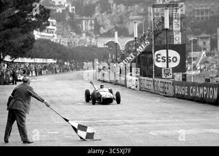 Sir STIRLING MOSS (17 septembre 1929 - 12 avril 2020) est un pilote de formule 1 britannique. Intronisé au Temple de la renommée internationale des sports mécaniques, il a remporté 212 des 529 courses auxquelles il a participé dans plusieurs catégories de compétition et a été décrit comme « le plus grand pilote à n'avoir jamais remporté le Championnat du monde ». Moss meurt à son domicile à Mayfair, Londres, le 12 avril 2020, à l'âge de 90 ans, après une longue maladie. PHOTO : 29 mai 1960, Monte Carlo, Monaco : la Lotus 18 du vainqueur STIRLING MOSS franchit la ligne d'arrivée pour remporter le Grand Prix de Monaco 1960, la première victoire GP de Lotus. (Crédit I Banque D'Images