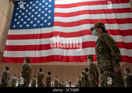 9 avril 2020, San Antonio, TX, États-Unis d'Amérique : aviateurs de l'US Air Force portant des masques faciaux et pratiquant la distanciation sociale pendant l'obtention de leur diplôme militaire de base au complexe d'entraînement du 321st Training Squadron sur la base conjointe San Antonio-Lackland Apr. 9, 2020 à San Antonio, Texas. En raison de la pandémie de COVID-19, coronavirus, la cérémonie a été fermée au public et aux membres de la famille. (Crédit image : © Johnny Saldivar/US Air/Planet Pix via ZUMA Wire) Banque D'Images