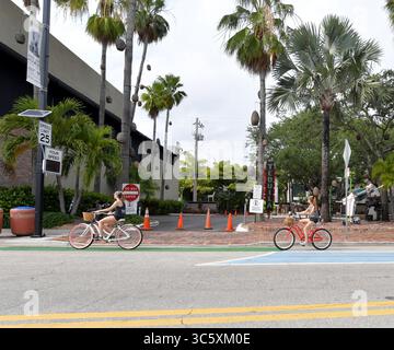 12 avril 2020, Fort Lauderdale, Floride, États-Unis d'Amérique : FORT LAUDERDALE, FLORIDE - 12 AVRIL : les parcs et les plages sont fermés à Pâques en raison des règles de distanciation sociale appliquées pour lutter contre la propagation du coronavirus de nombreux services de Pâques à travers le pays ont dû trouver une nouvelle façon de célébrer Pâques le 12 avril 2020 à Fort Lauderdale, Floride..personnes : atmosphère (crédit image : © SMG via ZUMA Wire) Banque D'Images