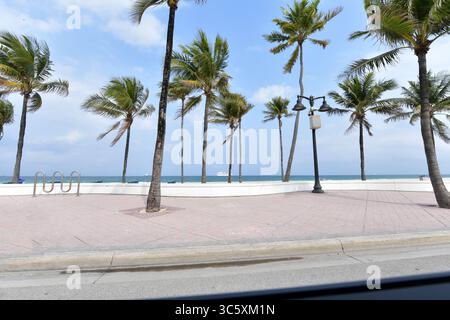12 avril 2020, Fort Lauderdale, Floride, États-Unis d'Amérique : FORT LAUDERDALE, FLORIDE - 12 AVRIL : les parcs et les plages sont fermés à Pâques en raison des règles de distanciation sociale appliquées pour lutter contre la propagation du coronavirus de nombreux services de Pâques à travers le pays ont dû trouver une nouvelle façon de célébrer Pâques le 12 avril 2020 à Fort Lauderdale, Floride..personnes : atmosphère (crédit image : © SMG via ZUMA Wire) Banque D'Images