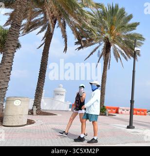12 avril 2020, Fort Lauderdale, Floride, États-Unis d'Amérique : FORT LAUDERDALE, FLORIDE - 12 AVRIL : les parcs et les plages sont fermés à Pâques en raison des règles de distanciation sociale appliquées pour lutter contre la propagation du coronavirus de nombreux services de Pâques à travers le pays ont dû trouver une nouvelle façon de célébrer Pâques le 12 avril 2020 à Fort Lauderdale, Floride..personnes : atmosphère (crédit image : © SMG via ZUMA Wire) Banque D'Images