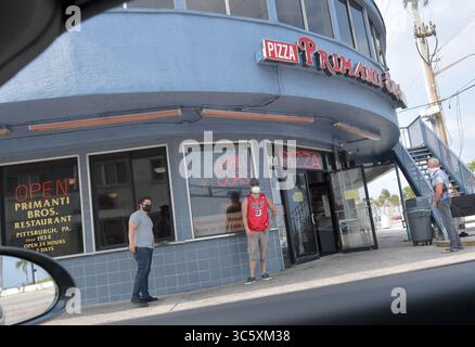 12 avril 2020, Fort Lauderdale, Floride, États-Unis d'Amérique : FORT LAUDERDALE, FLORIDE - 12 AVRIL : les parcs et les plages sont fermés à Pâques en raison des règles de distanciation sociale appliquées pour lutter contre la propagation du coronavirus de nombreux services de Pâques à travers le pays ont dû trouver une nouvelle façon de célébrer Pâques le 12 avril 2020 à Fort Lauderdale, Floride..personnes : atmosphère (crédit image : © SMG via ZUMA Wire) Banque D'Images