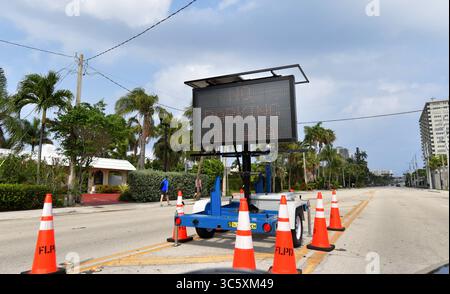 12 avril 2020, Fort Lauderdale, Floride, États-Unis d'Amérique : FORT LAUDERDALE, FLORIDE - 12 AVRIL : les parcs et les plages sont fermés à Pâques en raison des règles de distanciation sociale appliquées pour lutter contre la propagation du coronavirus de nombreux services de Pâques à travers le pays ont dû trouver une nouvelle façon de célébrer Pâques le 12 avril 2020 à Fort Lauderdale, Floride..personnes : atmosphère (crédit image : © SMG via ZUMA Wire) Banque D'Images