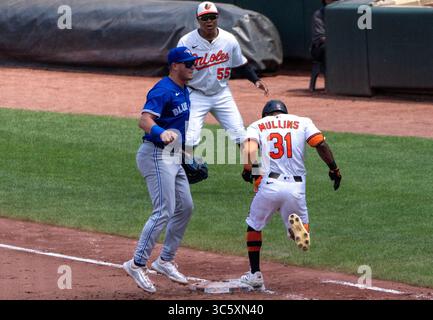Baltimore, États-Unis. 30 juillet 2025. BALTIMORE, MD - JUILLET 30 : Cedric Mullins (31), le joueur de l'Outfield des Orioles de Baltimore, est en sécurité au début lors d'un match de la MLB entre les Orioles de Baltimore et les Blue Jays de Toronto, le 30 juillet 2025, à Oriole Park à Camden Yards, à Baltimore, Maryland. (Photo de Tony Quinn/SipaUSA) crédit : Sipa USA/Alamy Live News Banque D'Images