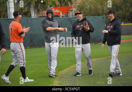 21 février 2020, Sarasota, FL, USA : de gauche à droite, les droitiers Alex Cobb et John Means, le manager Brandon Hyde et le gaucher Wade LeBlanc discutent lors des exercices d’étirement matinaux au Ed Smith Stadium Complex le 20 février 2020. (Crédit image : © TNS via ZUMA Wire) Banque D'Images