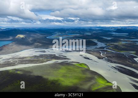 Vue aérienne des rivières tressées et des plaines volcaniques en Islande Banque D'Images