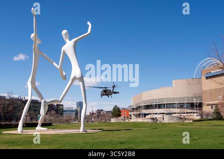 14 avril 2020 - Denver, Colorado, États-Unis - Un hélicoptère UH-60 Blackhawk de l'armée américaine de la base de soutien aérien de la Garde nationale du Colorado atterrit à l'extérieur du Colorado Convention Center pour livrer le lieutenant général de l'armée américaine Todd Semonite, le commandant général de l'USACE, le chef des ingénieurs de la 54e armée américaine et l'adjudant général du Colorado, le major général Michael A. Loh, et d’autres, pour rencontrer et consulter les ingénieurs concepteurs concernant la construction d’un établissement de soins alternatifs de 2000 lits pendant l’épidémie de COVID-19, Denver, Colisée, 14 avril 2020. Des membres de la Garde nationale du Colorado ont été amenés Banque D'Images