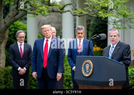 14 avril 2020, Washington, DC, États-Unis d’Amérique : le président américain Donald Trump écoute Rick Pollack, président et chef de la direction de l’American Hospital Association s’adresser aux journalistes lors du briefing quotidien COVID-19, coronavirus dans la roseraie de la Maison Blanche le 14 avril 2020 à Washington, DC. De gauche à droite, se trouvent : Dr Tomislav Mihaljevic, président et chef de la direction de la clinique Cleveland, Warner Thomas, président et PDG d’Oschner Health et Sam Hazen, directeur général de HCA Healthcare. (Crédit image : © Tia Dufour/Maison Blanche/planète Pix via ZUMA Wire) Banque D'Images