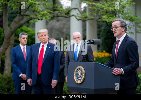 14 avril 2020, Washington, DC, États-Unis d’Amérique : le président américain Donald Trump écoute Dr Tomislav Mihaljevic, président et chef de la direction de la clinique Cleveland s’adresse aux journalistes lors du briefing quotidien COVID-19, coronavirus dans la roseraie de la Maison Blanche le 14 avril 2020 à Washington, DC. De gauche à droite sont : Sam Hazen, PDG de HCA Healthcare et Warner Thomas, président et PDG d’Oschner Health. (Crédit image : © Tia Dufour/Maison Blanche/planète Pix via ZUMA Wire) Banque D'Images