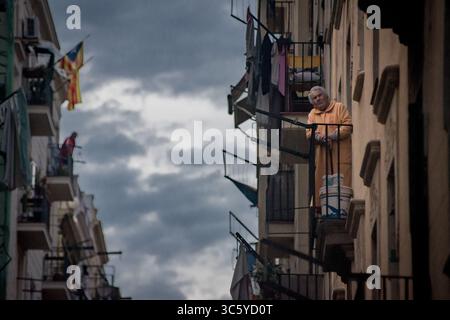 17 avril 2020, Barcelone, Catalogne, Espagne : dans le quartier maritime de la Barceloneta à Barcelone, une femme âgée regarde pendant que les voisins jouent au bingo depuis les balcons. Le ministère espagnol de la santé calcule une nouvelle augmentation des décès quotidiens par coronavirus, avec 585 décès enregistrés. (Crédit image : © Jordi Boixareu/ZUMA Wire) Banque D'Images