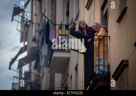 17 avril 2020, Barcelone, Catalogne, Espagne : dans le quartier maritime de la Barceloneta .à Barcelone, une femme et sa mère âgée réagissent en jouant au bingo avec d'autres voisins depuis leur balcon. Le ministère espagnol de la santé calcule une nouvelle augmentation des décès quotidiens par coronavirus, avec 585 décès enregistrés. (Crédit image : © Jordi Boixareu/ZUMA Wire) Banque D'Images