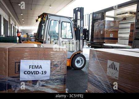 14 avril 2020, Séoul, Corée du Sud : des kits de test COVID-19 fabriqués en Corée du Sud sont chargés sur des avions à destination des États-Unis le 14 avril 2020 à Séoul, Corée du Sud. La FEMA a attribué un contrat avec un fabricant en Corée du Sud pour fournir environ 7 500 kits de test COVID-19. Chaque kit a la capacité de tester 100 personnes. (Crédit image : © FEMA/Planet Pix via ZUMA Wire) Banque D'Images