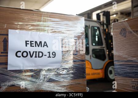 14 avril 2020, Séoul, Corée du Sud : des kits de test COVID-19 fabriqués en Corée du Sud sont chargés sur des avions à destination des États-Unis le 14 avril 2020 à Séoul, Corée du Sud. La FEMA a attribué un contrat avec un fabricant en Corée du Sud pour fournir environ 7 500 kits de test COVID-19. Chaque kit a la capacité de tester 100 personnes. (Crédit image : © FEMA/Planet Pix via ZUMA Wire) Banque D'Images