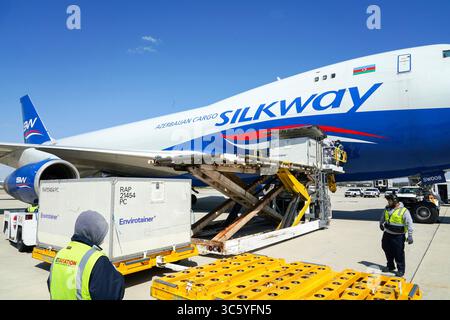 16 avril 2020, Washington, DC, États-Unis : les kits de test du COVID-19 fabriqués en Corée du Sud sont déchargés d’un avion cargo à l’aéroport international de Dulles le 16 avril 2020 à Washington, DC. La FEMA a attribué un contrat avec un fabricant en Corée du Sud pour fournir environ 7 500 kits de test du COVID-19. Chaque kit a la capacité de tester 100 personnes. (Crédit image : © Raymond Piper/FEMA/Planet Pix via ZUMA Wire) Banque D'Images