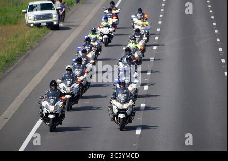 20 avril 2020 : Lead Motorcycles en action pour le cortège honorant Justin Putnam, officier déchu de San Marcos, qui a été tué dans l'exercice de ses fonctions après que lui et d'autres policiers de San Marcos ont répondu à un appel de violence domestique dans un complexe d'appartements de San Marcos samedi soir. Deux autres officiers ont été blessés et se trouvent dans un état critique après la fusillade. Buda, Texas. Mario Cantu/CSM(image de crédit : &copy ; Mario Cantu/CSM via ZUMA Wire) Banque D'Images