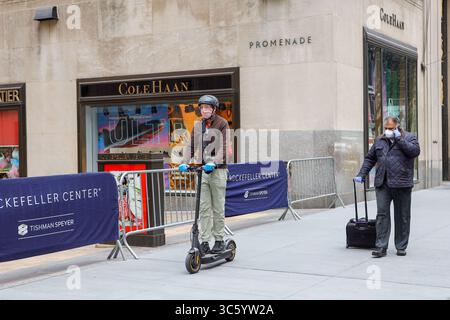 21 avril 2020, New York, New York, États-Unis : des gens sont vus porter des masques de protection près de Rockefeller Plaza sur Manhattan Island à New York aux États-Unis. La ville est l’épicentre de la nouvelle pandémie de coronavirus (crédit image : © Vanessa Carvalho/ZUMA Wire) Banque D'Images