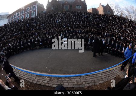 27 novembre 2016, Manhattan, New York, États-Unis d'Amérique : NEW YORK, NY - NOVEMBRE 27 : des milliers de rabbins hassidiques barbus, vêtus de vêtements hassidiques traditionnels, s'alignent devant leur siège mondial pour leur 'photo de classe' devant le siège mondial de Chabad-Lubavitch, 770 Eastern Pkwy, Brooklyn le 27 novembre 2016 à New York City. Personnes : Chabad-Lubavitch. (Crédit image : © SMG via ZUMA Wire) Banque D'Images