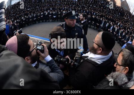 27 novembre 2016, Manhattan, New York, États-Unis d'Amérique : NEW YORK, NY - NOVEMBRE 27 : des milliers de rabbins hassidiques barbus, vêtus de vêtements hassidiques traditionnels, s'alignent devant leur siège mondial pour leur 'photo de classe' devant le siège mondial de Chabad-Lubavitch, 770 Eastern Pkwy, Brooklyn le 27 novembre 2016 à New York City. Personnes : Chabad-Lubavitch. (Crédit image : © SMG via ZUMA Wire) Banque D'Images