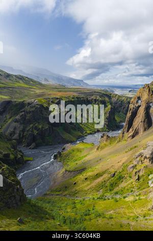 Vue aérienne du canyon Mulagljufur avec rivière et verdure luxuriante Banque D'Images