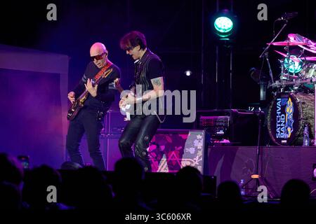 Belgrade, Serbie. 30 juillet 2025. Satchvai, le groupe avec les légendes de la guitare Joe Satriani et Steve Vai, se produit en direct devant le public serbe lors de leur concert à Belgrade. Photo de gauche à droite, au concert du groupe SatchVai. Crédit : Marko Dimić/Alamy Live News Banque D'Images