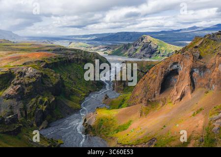 Canyon Mulagljufur avec falaises, rivière et collines ondulantes en Islande Banque D'Images