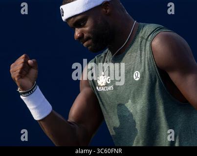 Toronto, Canada. 30 juillet 2025. Frances Tiafoe, des États-Unis, célèbre avoir marqué lors du match de deuxième ronde en simple masculin entre Frances Tiafoe, des États-Unis, et Yosuke Watanuki, du Japon, au tournoi de tennis de l'Open de la Banque nationale 2025 à Toronto, Canada, le 30 juillet 2025. Crédit : Zou Zheng/Xinhua/Alamy Live News Banque D'Images