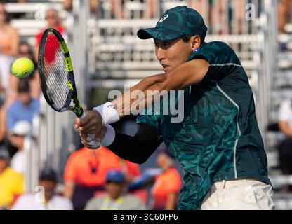 Toronto, Canada. 30 juillet 2025. Yosuke Watanuki, du Japon, fait son retour lors du match de deuxième tour en simple masculin entre Frances Tiafoe, des États-Unis, et Yosuke Watanuki, du Japon, lors du tournoi de tennis de l'Open de la Banque nationale 2025 à Toronto, Canada, le 30 juillet 2025. Crédit : Zou Zheng/Xinhua/Alamy Live News Banque D'Images
