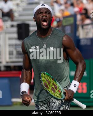 Toronto, Canada. 30 juillet 2025. Frances Tiafoe, des États-Unis, célèbre avoir marqué lors du match de deuxième ronde en simple masculin entre Frances Tiafoe, des États-Unis, et Yosuke Watanuki, du Japon, au tournoi de tennis de l'Open de la Banque nationale 2025 à Toronto, Canada, le 30 juillet 2025. Crédit : Zou Zheng/Xinhua/Alamy Live News Banque D'Images