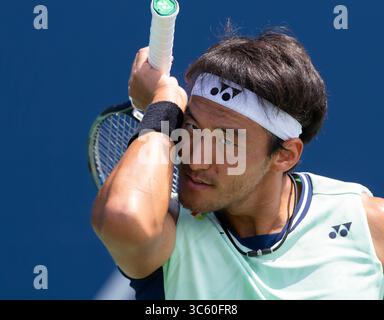 Toronto, Canada. 30 juillet 2025. Bu Yunchaokete, de Chine, essuie la sueur lors du match en simple deuxième tour masculin entre Bu Yunchaokete, de Chine, et Lorenzo Sonego, d'Italie, au tournoi de tennis de l'Open de la Banque nationale 2025 à Toronto, Canada, le 30 juillet 2025. Crédit : Zou Zheng/Xinhua/Alamy Live News Banque D'Images
