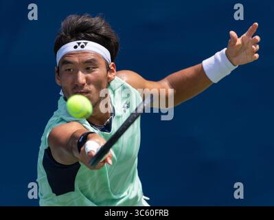 Toronto, Canada. 30 juillet 2025. Bu Yunchaokete, de Chine, retourne la balle lors du match de deuxième tour en simple masculin entre Bu Yunchaokete, de Chine, et Lorenzo Sonego, d'Italie, lors du tournoi de tennis de l'Open de la Banque nationale 2025 à Toronto, Canada, le 30 juillet 2025. Crédit : Zou Zheng/Xinhua/Alamy Live News Banque D'Images