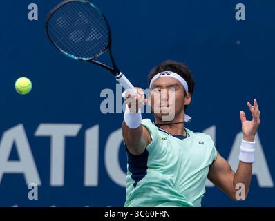 Toronto, Canada. 30 juillet 2025. Bu Yunchaokete, de Chine, retourne la balle lors du match de deuxième tour en simple masculin entre Bu Yunchaokete, de Chine, et Lorenzo Sonego, d'Italie, lors du tournoi de tennis de l'Open de la Banque nationale 2025 à Toronto, Canada, le 30 juillet 2025. Crédit : Zou Zheng/Xinhua/Alamy Live News Banque D'Images