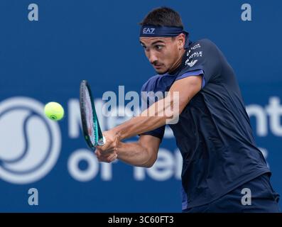 Toronto, Canada. 30 juillet 2025. Lorenzo Sonego, d'Italie, retourne la balle lors du match de deuxième ronde en simple masculin entre Bu Yunchaokete, de Chine, et Lorenzo Sonego, d'Italie, au tournoi de tennis de la Banque nationale 2025 à Toronto, Canada, le 30 juillet 2025. Crédit : Zou Zheng/Xinhua/Alamy Live News Banque D'Images
