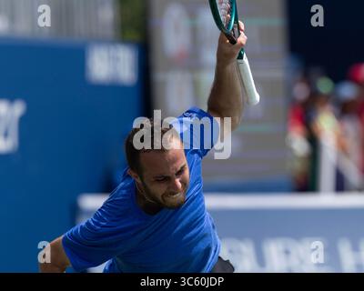 Toronto, Canada. 30 juillet 2025. Hugo Gaston, de France, réagit lors du match de deuxième tour en simple masculin entre Andrey Rublev, de Russie, et Hugo Gaston, de France, au tournoi de tennis de la Banque nationale 2025 à Toronto, Canada, le 30 juillet 2025. Crédit : Zou Zheng/Xinhua/Alamy Live News Banque D'Images