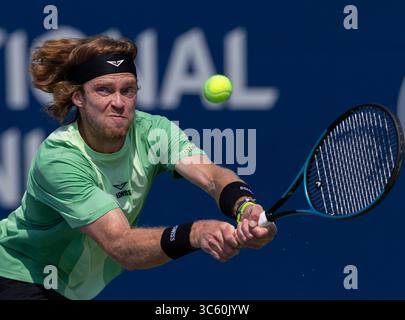 Toronto, Canada. 30 juillet 2025. Andrey Rublev, de Russie, fait son retour lors du match en simple deuxième ronde masculin entre Andrey Rublev, de Russie, et Hugo Gaston, de France, au tournoi de tennis de la Banque nationale 2025 à Toronto, Canada, le 30 juillet 2025. Crédit : Zou Zheng/Xinhua/Alamy Live News Banque D'Images