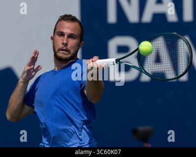 Toronto, Canada. 30 juillet 2025. Hugo Gaston, de France, fait son retour lors du match de deuxième ronde en simple masculin entre Andrey Rublev, de Russie, et Hugo Gaston, de France, au tournoi de tennis de la Banque nationale 2025 à Toronto, Canada, le 30 juillet 2025. Crédit : Zou Zheng/Xinhua/Alamy Live News Banque D'Images
