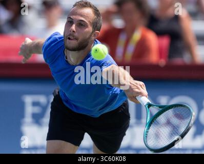 Toronto, Canada. 30 juillet 2025. Hugo Gaston, de France, fait son retour lors du match de deuxième ronde en simple masculin entre Andrey Rublev, de Russie, et Hugo Gaston, de France, au tournoi de tennis de la Banque nationale 2025 à Toronto, Canada, le 30 juillet 2025. Crédit : Zou Zheng/Xinhua/Alamy Live News Banque D'Images