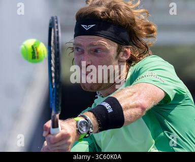 Toronto, Canada. 30 juillet 2025. Andrey Rublev, de Russie, fait son retour lors du match en simple deuxième ronde masculin entre Andrey Rublev, de Russie, et Hugo Gaston, de France, au tournoi de tennis de la Banque nationale 2025 à Toronto, Canada, le 30 juillet 2025. Crédit : Zou Zheng/Xinhua/Alamy Live News Banque D'Images