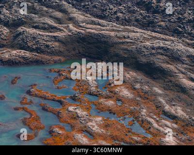 Paysage islandais accidenté avec piscines turquoise et terrain en mousse Banque D'Images