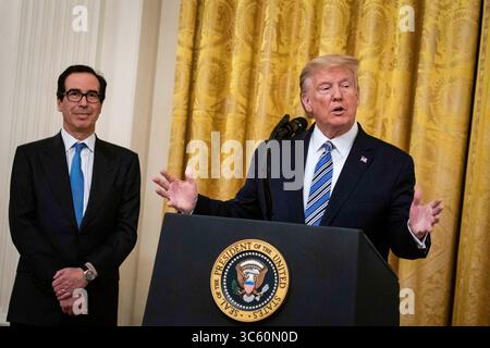28 avril 2020, Washington, District de Columbia, États-Unis : le président des États-Unis DONALD TRUMP parle alors que le secrétaire au Trésor des États-Unis STEVEN MNUCHIN écoute lors d'un événement du programme de protection des chèques de paie (PPP) dans la salle est de la Maison Blanche. (Crédit image : © Al Drago/CNP via ZUMA Wire) Banque D'Images