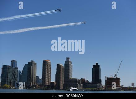 28 avril 2020, New York, New York, États-Unis : les Thunderbirds de l’US Air Force et les Blue Angels de l’US Navy survolent Queens, honorant mardi les intervenants de première ligne du COVID-19 et les travailleurs essentiels, à New York alors que le deuxième mois de la pandémie de coronavirus se poursuit. (Crédit image : © Miguel Juarez Lugo/ZUMA Wire) Banque D'Images